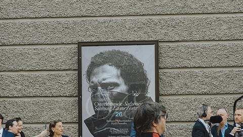 Ein Plakat für die Osterfestspiele am Großen Festspielhaus.