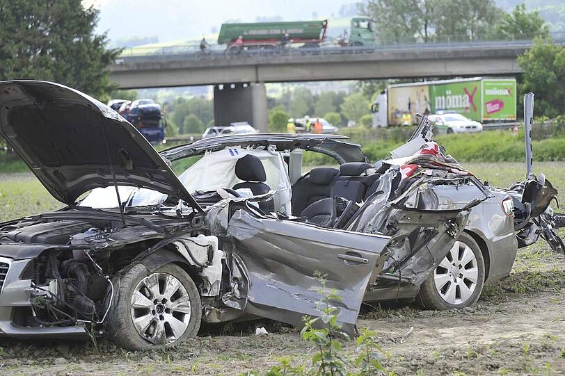 Das Dach des Wagens wurde komplett abgerissen: Der Fahrer war auf der A 8 in einen Stau gerast.