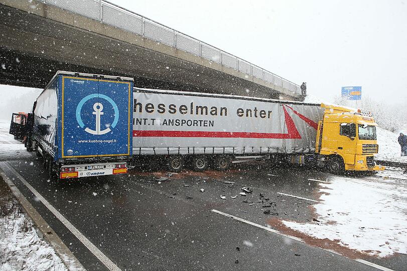 Plötzlicher Wintereinbruch am Donnerstag nahe Bad Klosterlausnitz. Bei starkem Schneefall kam es auf der A9 zu mehreren schweren Unfällen mit einem kilometerlangen Stau.