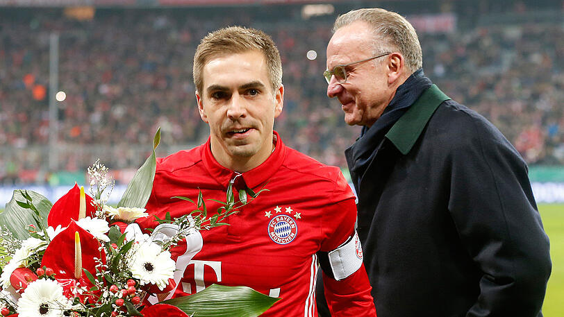 Vielen Dank für die Blumen: Im Februar ehrte FCB-Vorstandsboss Karl-Heinz Rummenigge (rechts) noch Kapitän Philipp Lahm anlässlich dessen 500. Bundesliga-Einsatzes.