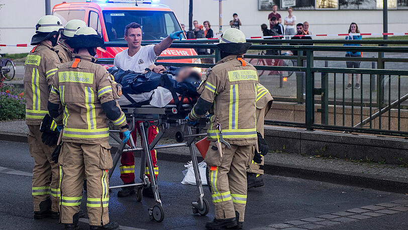 Die Polizei sprach am frühen Samstagmorgen von einem Unfall. Zeugen hätten dies so bestätigt.