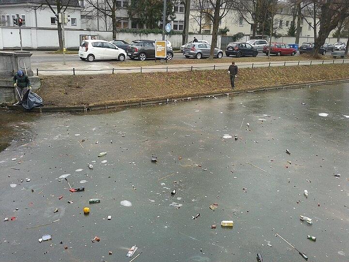 Wegen der dünnen Eisdecke ist die Kanal-Reinigung eine schwierige Angelegenheit.
