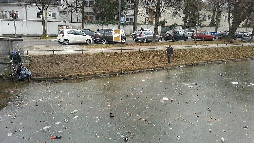 Wegen der dünnen Eisdecke ist die Kanal-Reinigung eine schwierige Angelegenheit. Wegen der dünnen Eisdecke ist die Kanal-Reinigung eine schwierige Angelegenheit.