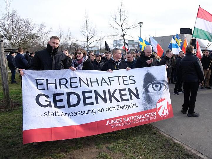 Mehrere Hundert Neonazis sind aufmarschiert.