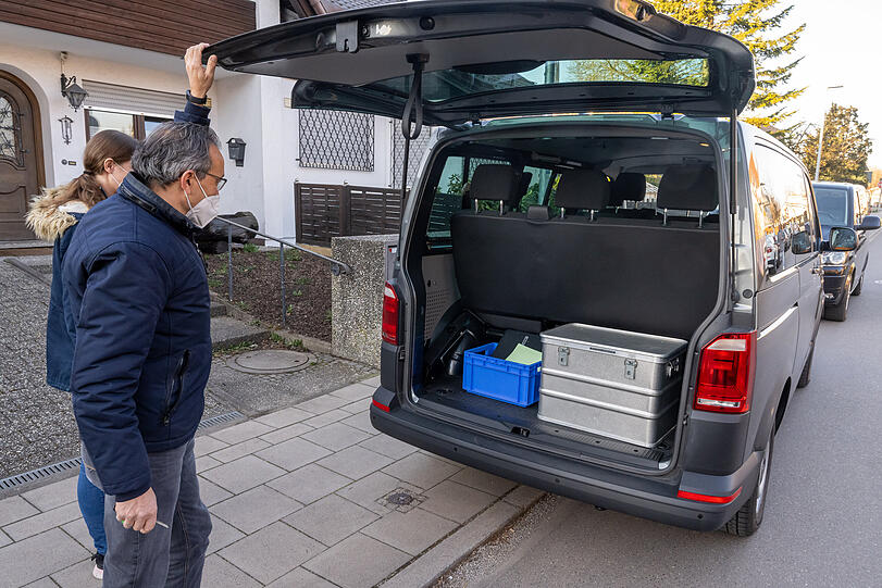 Die Beweismaterialien im Kofferraum eines Polizeifahrzeugs.