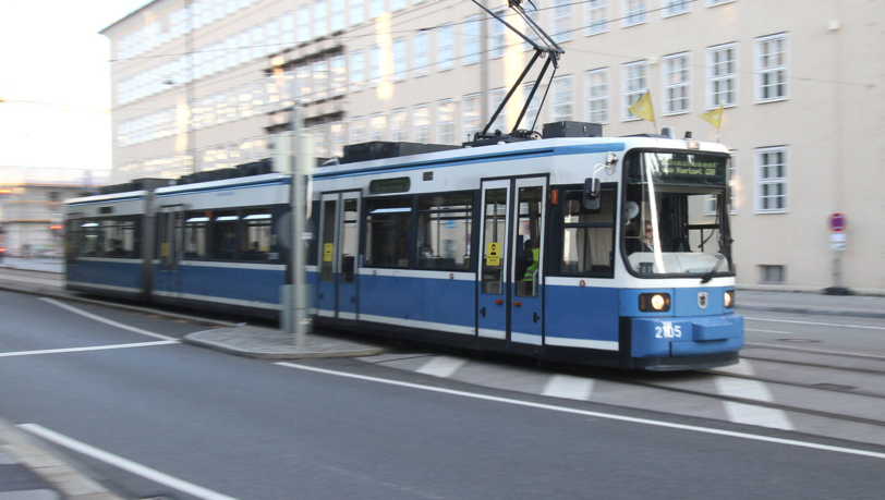 Ein Taxi ist am Sonntag in Bogenhausen in eine fahrende Tram gefahren. (Symbolbild) Ein Taxi ist am Sonntag in Bogenhausen in eine fahrende Tram gefahren. (Symbolbild)