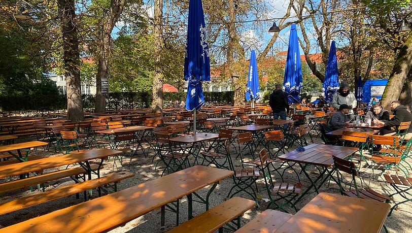 Noch leere Bänke: Das Wirtshaus am Bavariapark.