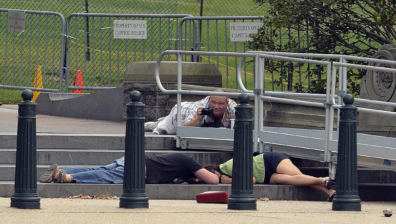 Passanten gehen in Deckung, in Angst, selbst in die Schusslinie zu geraten. Passanten gehen in Deckung, in Angst, selbst in die Schusslinie zu geraten.