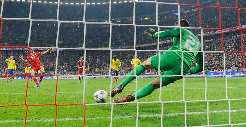 Schlecht gezielt: Thomas Müller (links) vom FC Bayern schießt seinen Elfmeter zu mittig, trifft Arsenal-Keeper Lukasz Fabianski an den Beinen.