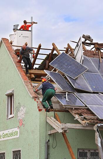 Tornado wütet in Süddeutschland: Das Dorf Affing war von dem Sturm besonders stark betroffen. Die Bilder..