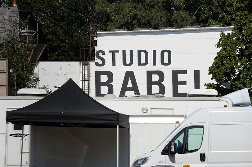 Bei Dreharbeiten ist ein Feuer im Filmstudio Babelsberg ausgebrochen und hat Kulissen zerstört. Es wurden Szenen für den Horror-Streifen "A Cure for Wellness" von US-Regisseur Gore Verbinski ("Fluch der Karibik") gedreht.