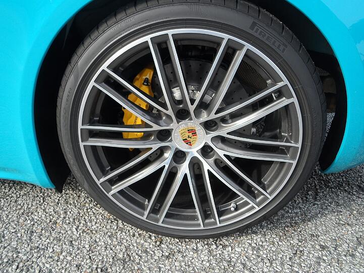 Feine Felgen, starke und standhafte Bremsen: Dieses Outfit des 718 Cayman ist auch für Ausflüge auf die Renn strecke geeignet.