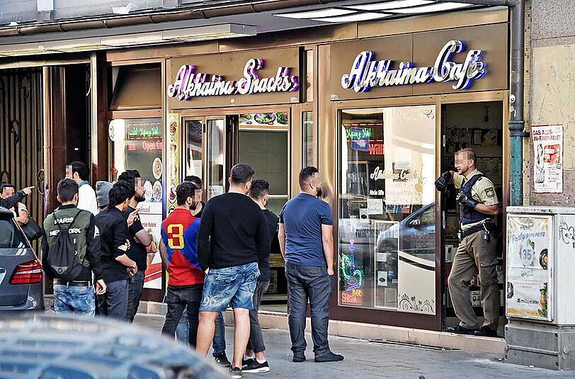 Mehrere Beteiligte prügelten sich in einer Bar in der Landwehrstraße. Es gab einige Verletzte, Polizei und Rettungsdienst waren mit einem Großaufgebot im Einsatz.