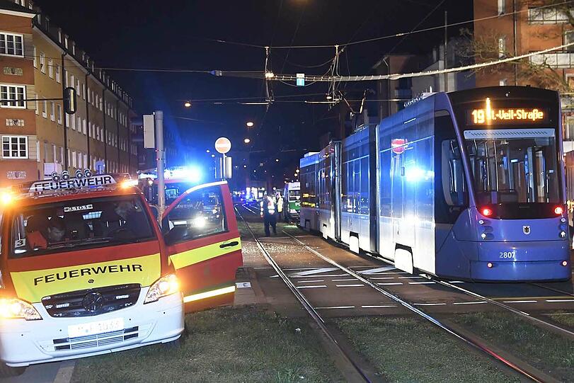 Der Fiat wurde beim Abbiegen von einer Tram gerammt. Zwei Frauen wurden schwer verletzt.