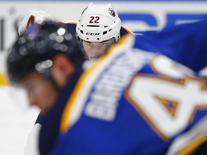 Tobias Rieder (hinten) von den Edmonton Oilers beobachtet einen Gegenspieler der St. Louis Blues.