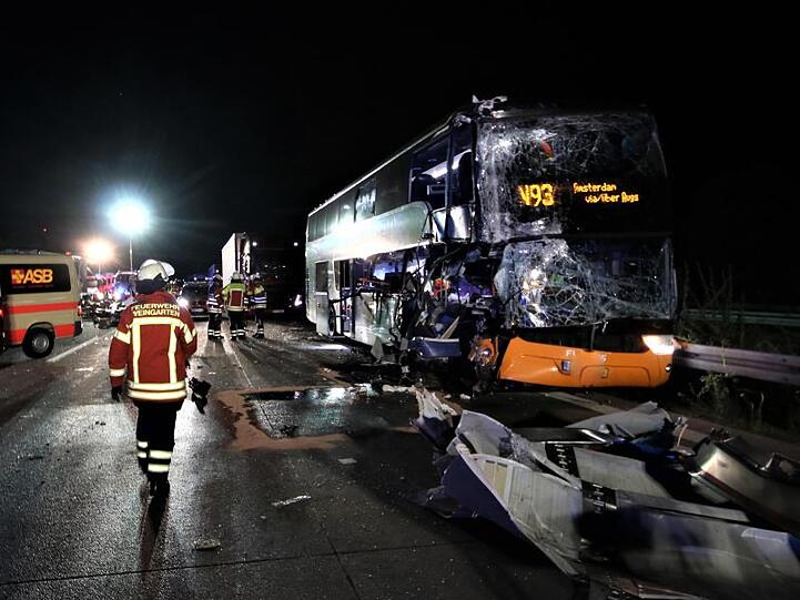 Ein Reisebus ist auf der Autobahn 5 bei Weingarten im Landkreis Karlsruhe auf einen Lastwagen aufgefahren.