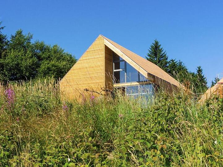 Neu gebaute Holzhäuser stehen im Feriendorf auf Hessens höchstem Berg, der Wasserkuppe. Foto: Marc Niedermeier/Archivbild