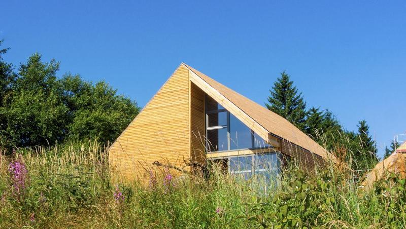 Neu gebaute Holzhäuser stehen im Feriendorf auf Hessens höchstem Berg, der Wasserkuppe. Foto: Marc Niedermeier/Archivbild Neu gebaute Holzhäuser stehen im Feriendorf auf Hessens höchstem Berg, der Wasserkuppe. Foto: Marc Niedermeier/Archivbild