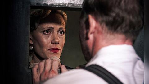 "Das Boot": Bettina Gruber (Anna Schudt) darf ihren Ehemann Victor Gruber (Johann von Bülow) im Gefängnis besuchen.