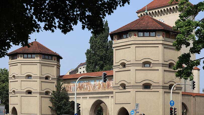 Münchens schönstes und noch komplett erhaltenes Stadttor: das Isartor am östlichen Altstadtrand – mit Blick aus dem Grünen. Münchens schönstes und noch komplett erhaltenes Stadttor: das Isartor am östlichen Altstadtrand – mit Blick aus dem Grünen.