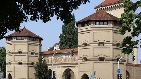 Münchens schönstes und noch komplett erhaltenes Stadttor: das Isartor am östlichen Altstadtrand – mit Blick aus dem Grünen.