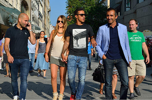 Thiago Alcantara bummelt mit Freundin Julia durch München. Die Bilder.