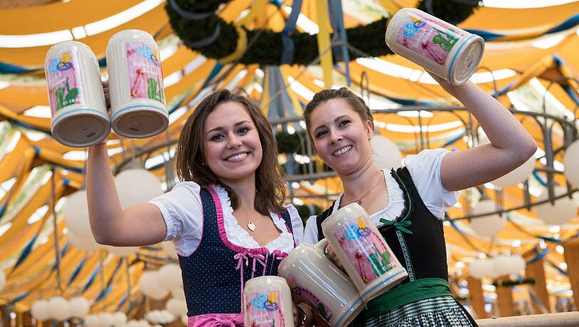 Im Bräurosl-Zelt präsentieren Laura (l) und Maja den Wiesn-Maßkrug 2016. Im Bräurosl-Zelt präsentieren Laura (l) und Maja den Wiesn-Maßkrug 2016.
