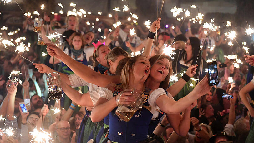 Bedienungen im Hofbräu-Festzelt tanzen und feiern beim Wiesn-Kehraus auf den Tischen. Bedienungen im Hofbräu-Festzelt tanzen und feiern beim Wiesn-Kehraus auf den Tischen.