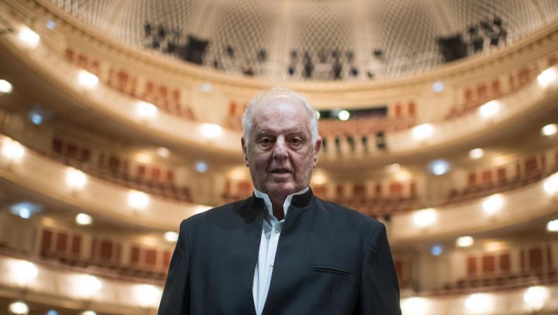 Generalmusikdirektor Daniel Barenboim im Saal der sanierten Staatsoper. Generalmusikdirektor Daniel Barenboim im Saal der sanierten Staatsoper.