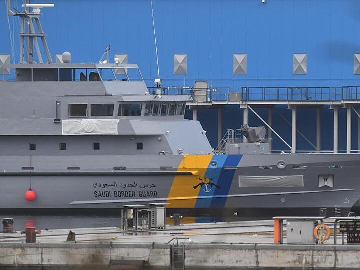 Ein Ausbildungsschiff für Saudi-Arabien liegt auf dem Werftgelände der zur Lürssen-Werftengruppe gehörenden Peene-Werft.