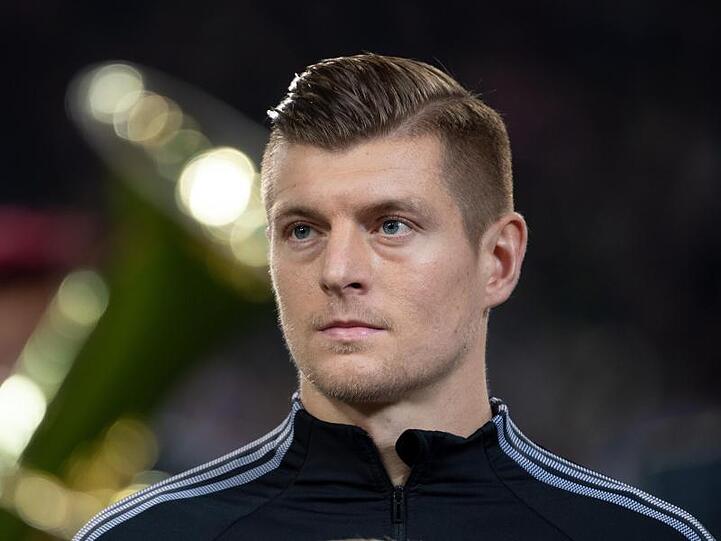 Macht bei den Übungen im Video eine gute Figur, auch wenn nicht alles auf Anhieb klappt: Toni Kroos.