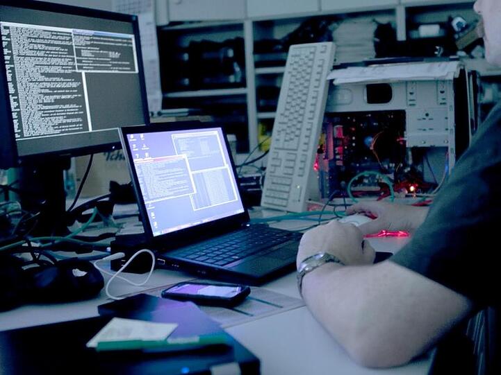 Gegner des Vorschlages befürchten, dass eine Online-Durchsuchung durch den Verfassungsschutz zu unmäßigen Eingriffen in die Privatsphäre von Bürgern führen könnte.