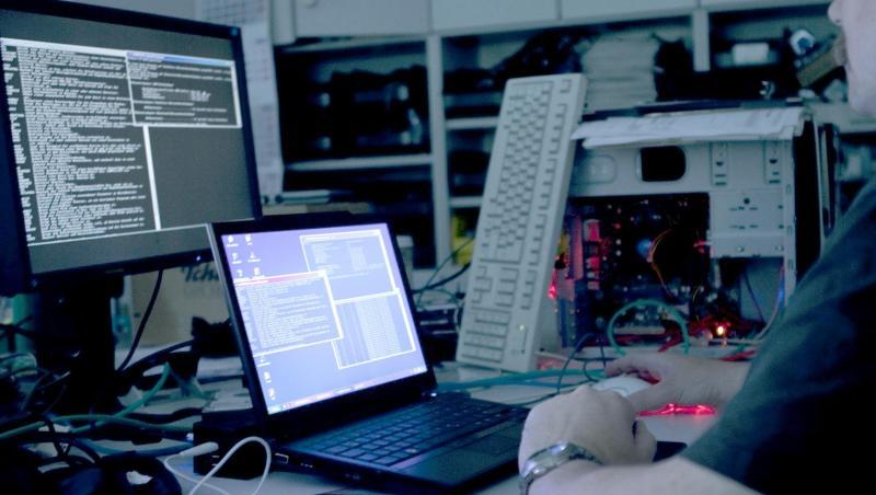 Gegner des Vorschlages befürchten, dass eine Online-Durchsuchung durch den Verfassungsschutz zu unmäßigen Eingriffen in die Privatsphäre von Bürgern führen könnte. Gegner des Vorschlages befürchten, dass eine Online-Durchsuchung durch den Verfassungsschutz zu unmäßigen Eingriffen in die Privatsphäre von Bürgern führen könnte.