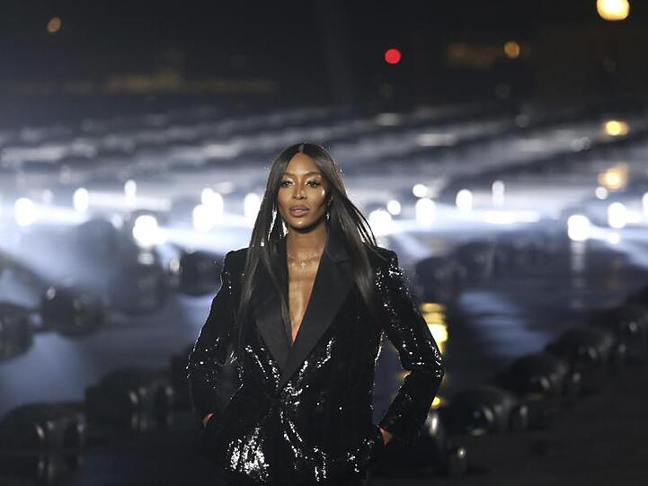 Naomi Campbell trägt eine Kreation von Saint Laurent.