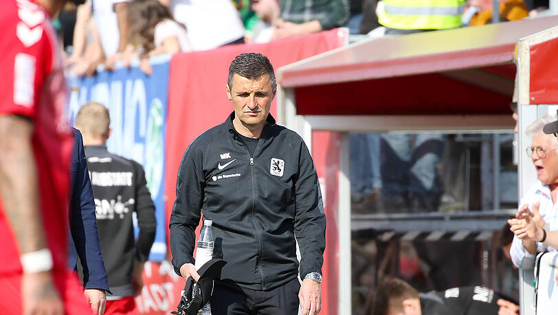 Nach dem Pokal-Aus sichtlich enttäuscht: Löwen-Coach Michael Köllner.