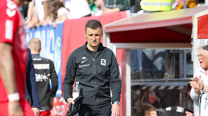 Nach dem Pokal-Aus sichtlich enttäuscht: Löwen-Coach Michael Köllner.