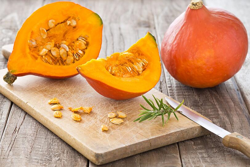 Kürbisse sind nicht nur bei Halloween-Fans beliebt, sondern auch bei der Bauchspeicheldrüse. Sie enthalten Enzyme, die die Zellerneuerung in dem Organ anregen und es entlasten. So kann die orange Herbstfrucht den Vorstufen einer Zuckerkrankheit entgegenwirken oder eine bereits bestehende Diabetes-Erkrankung lindern. Kürbisse sind nicht nur bei Halloween-Fans beliebt, sondern auch bei der Bauchspeicheldrüse. Sie enthalten Enzyme, die die Zellerneuerung in dem Organ anregen und es entlasten. So kann die orange Herbstfrucht den Vorstufen einer Zuckerkrankheit entgegenwirken oder eine bereits bestehende Diabetes-Erkrankung lindern.