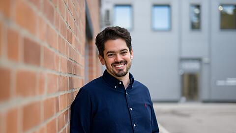 Lahav Shani vor der Isarphilharmonie.