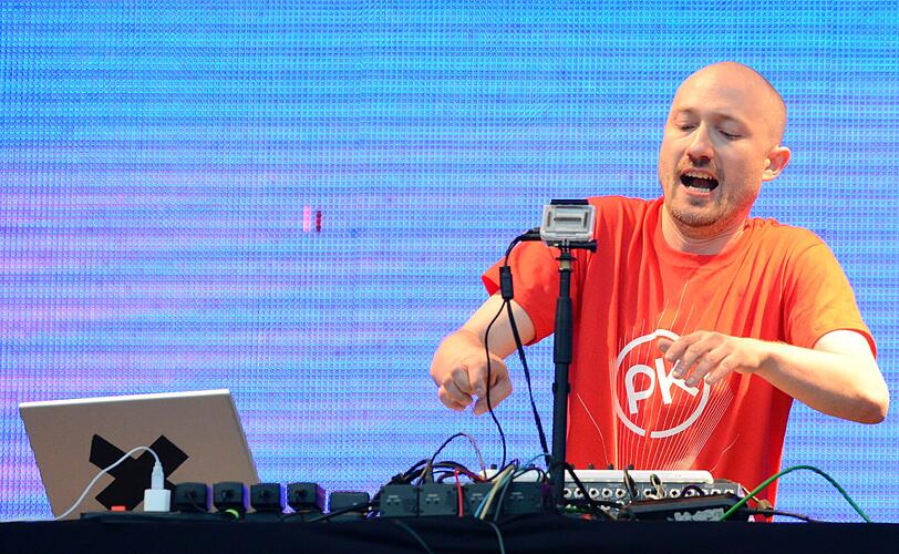 Wolkenbruch und Matsch statt "sky" und "sand" - trotzdem feiern am Sonntag 20.000 Fans den Berliner DJ Paul Kalkbrenner am Königsplatz.