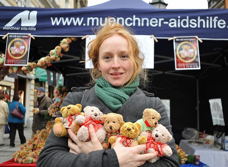 Die Schauspielerin Brigitte Hobmeier unterstützt die Münchner Aids-Hilfe an einem Stand in der Sendlinger Strasse.