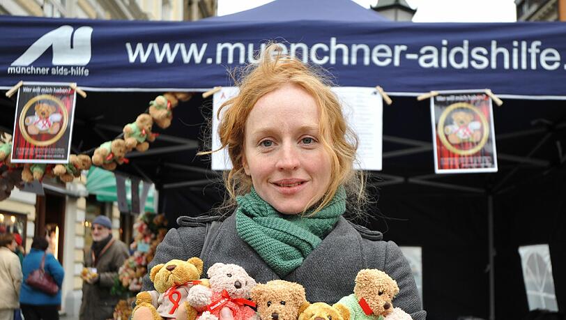 Die Schauspielerin Brigitte Hobmeier unterstützt die Münchner Aids-Hilfe an einem Stand in der Sendlinger Strasse. Die Schauspielerin Brigitte Hobmeier unterstützt die Münchner Aids-Hilfe an einem Stand in der Sendlinger Strasse.