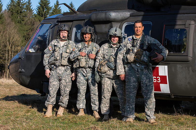 Kennt man normalerweise nur aus Hollywood-Streifen: Schwere Panzerwagen und Black Hawks der US Army. Derzeit üben die Soldaten Evakuierungen im Gebirge bei Traunstein. Hier gibt's die Fotos.