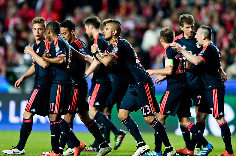 Die Mannschaft des FC Bayern feiert den Treffer von Arturo Vidal zum zwischenzeitlichen 1:1.