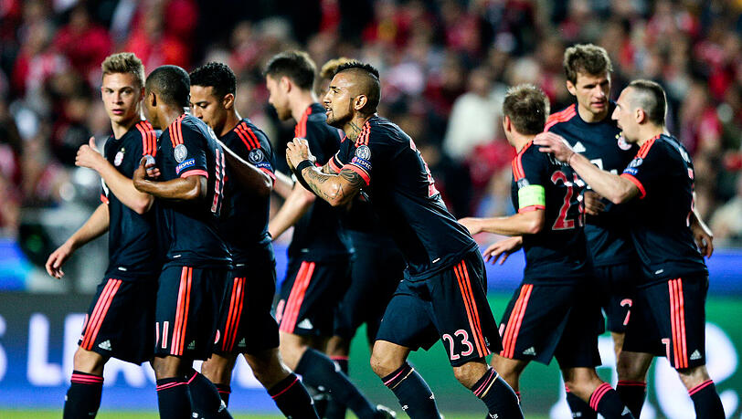 Die Mannschaft des FC Bayern feiert den Treffer von Arturo Vidal zum zwischenzeitlichen 1:1. Die Mannschaft des FC Bayern feiert den Treffer von Arturo Vidal zum zwischenzeitlichen 1:1.