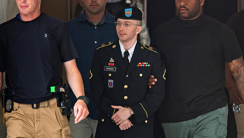 35 Jahre Gefängnis für die Verbreitung von Informationen im öffentlichen Interesse drohten Chelsea Manning. 35 Jahre Gefängnis für die Verbreitung von Informationen im öffentlichen Interesse drohten Chelsea Manning.