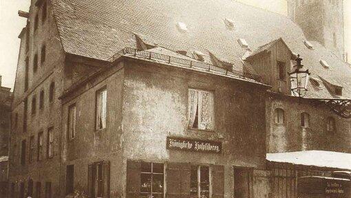 Die „Hofpfisterey“ 1887 in der Sparkassenstraße. Die „Hofpfisterey“ 1887 in der Sparkassenstraße.