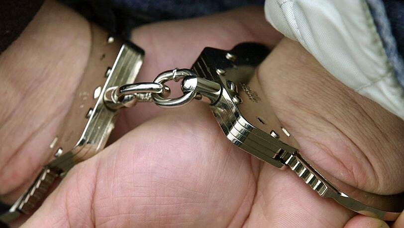 Ein Mann wird in Handschellen abgeführt. (Symbolbild) Ein Mann wird in Handschellen abgeführt. (Symbolbild)