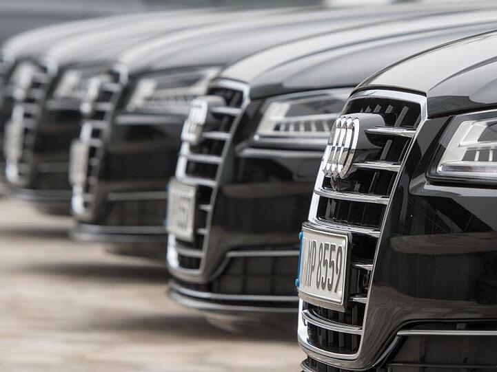 Mehrere Audi-Fahrzeuge stehen nebeneinander. Foto: Armin Weigel/Archivbild