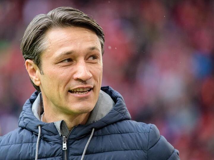 Trainer Niko Kovac vom FC Bayern München steht vor Spielbeginn am Spielfeldrand. Foto: Matthias Balk/Archivbild