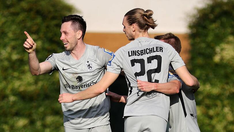 Löwen-Jubel: Marcel Bär, Tim Linsbichler und Stefan Lex (verdeckt, von links) feiern den 3:1-Sieg im Testspiel über Hansa Rostock.